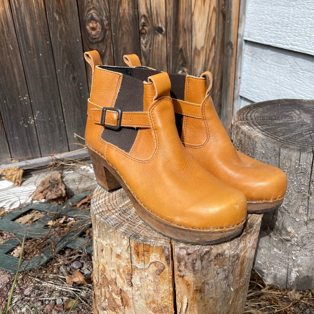 Cut clog ankle boots